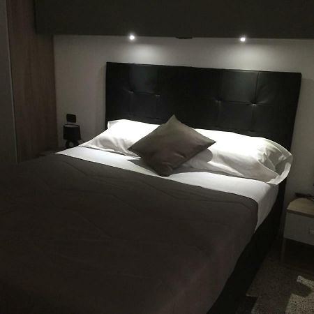 Mb95 - Mezzocannone Luxurious Bed&Breakfast Napoli Bagian luar foto