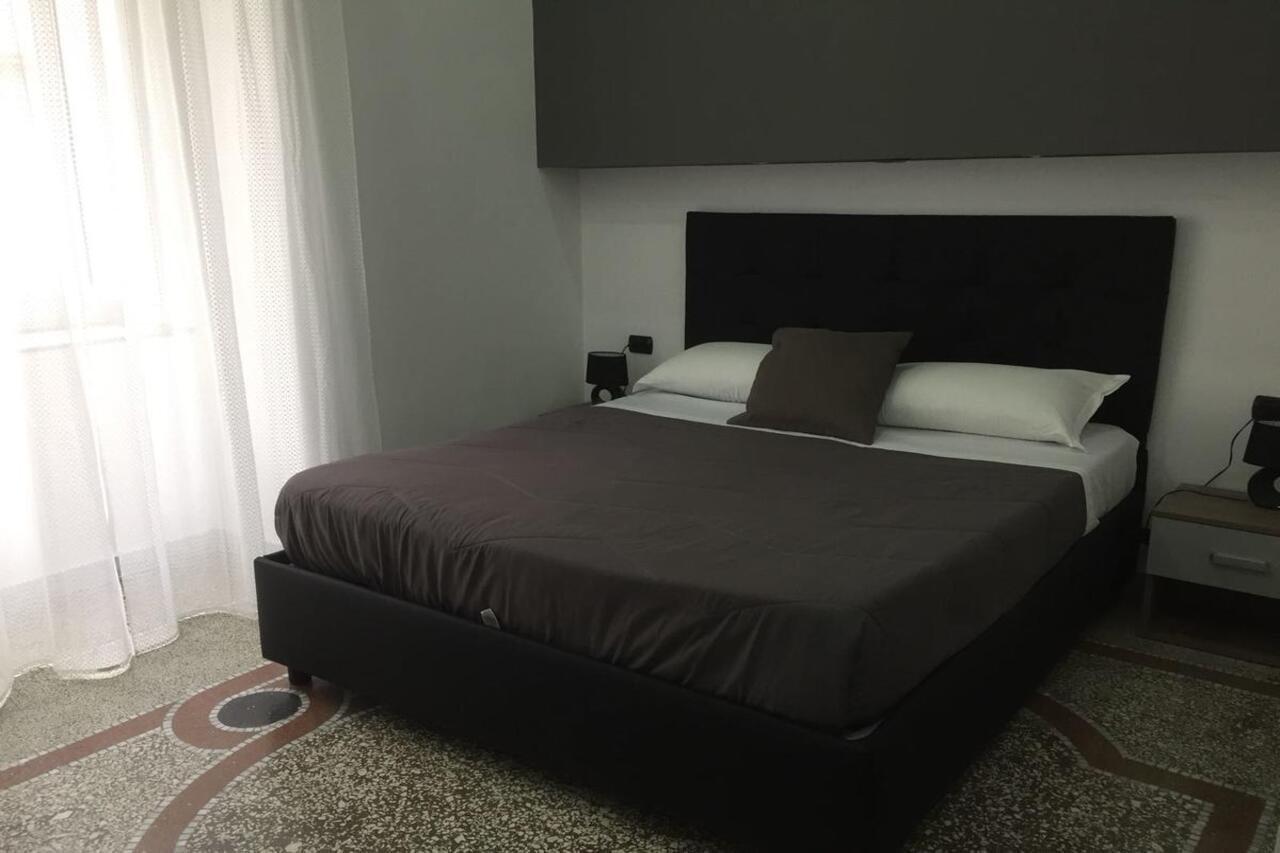 Mb95 - Mezzocannone Luxurious Bed&Breakfast Napoli Bagian luar foto