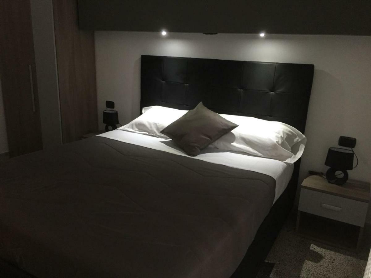 Mb95 - Mezzocannone Luxurious Bed&Breakfast Napoli Bagian luar foto