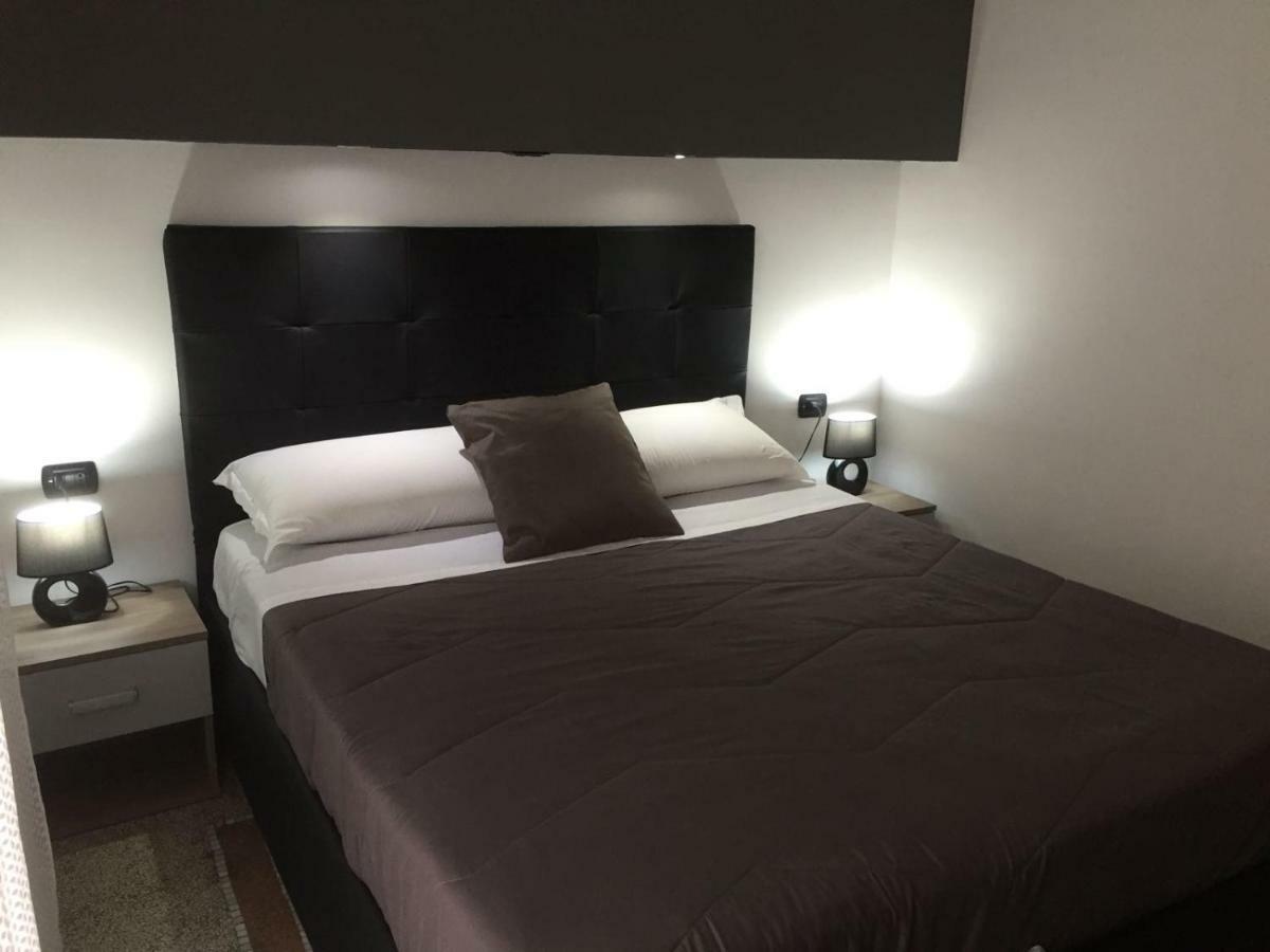 Mb95 - Mezzocannone Luxurious Bed&Breakfast Napoli Bagian luar foto