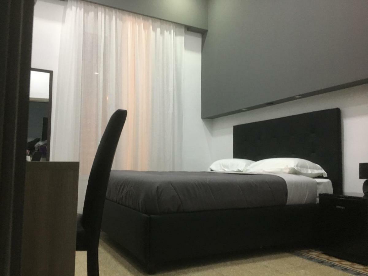 Mb95 - Mezzocannone Luxurious Bed&Breakfast Napoli Bagian luar foto