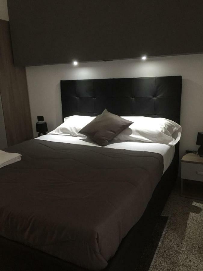 Mb95 - Mezzocannone Luxurious Bed&Breakfast Napoli Bagian luar foto